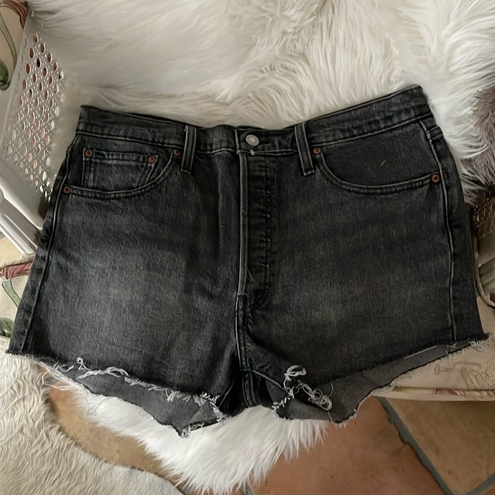 NWOT Levi’s black charcoal 501 denim cut off shorts 🖤